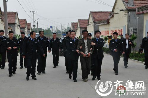 民警抓捕犯罪嫌疑人